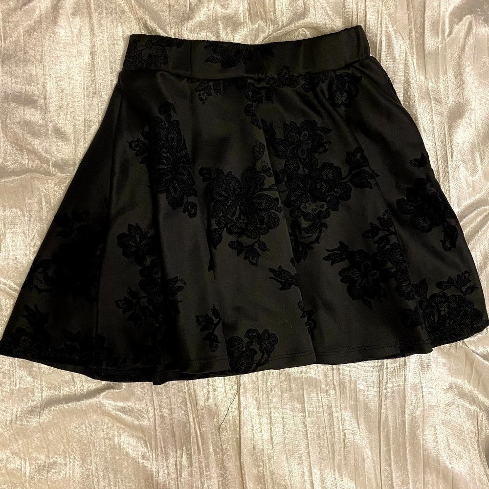 Size Small Black Velvet Floral Design Flowy Skirt